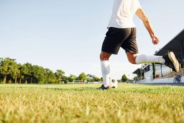 Пинает Мяч Молодой Футболист Тренируется Спортивном Поле — стоковое фото