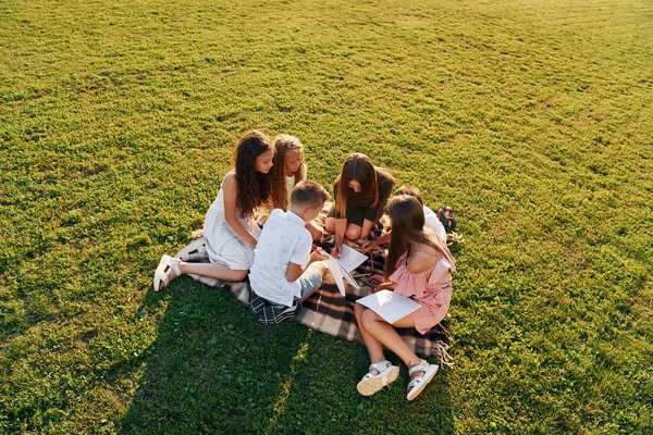 Utsikt Uppifrån Grupp Glada Barn Utomhus Idrottsplanen Dagtid — Stockfoto