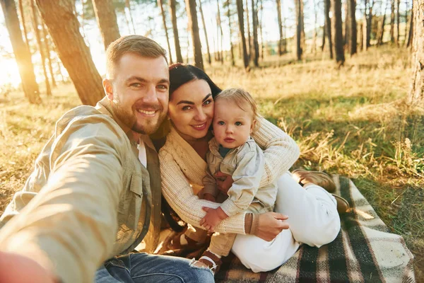 Haciendo Una Selfie Familia Feliz Padre Madre Hija Pequeña Está —  Fotos de Stock