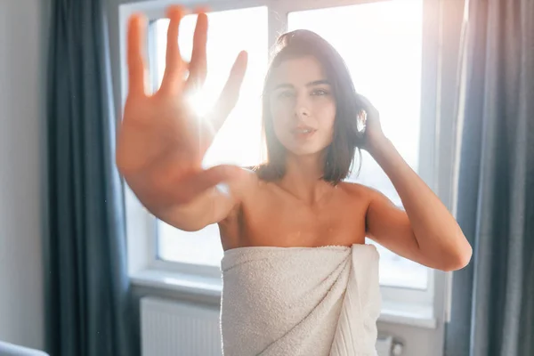 수건으로 여자가 현대식 실내에 — 스톡 사진