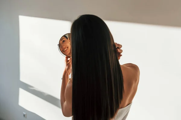 Blickt Den Spiegel Junge Kaukasische Frau Mit Schlanker Körperform Ist — Stockfoto