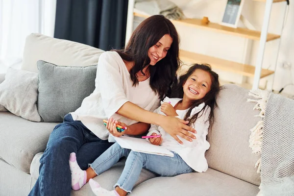 モダンなデザイン 母と娘は家で一緒に時間を過ごす — ストック写真