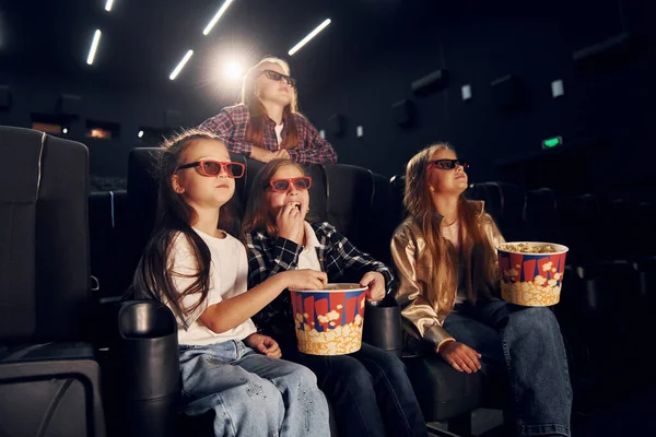 Comiendo Palomitas Grupo Niños Sentados Cine Viendo Películas Juntos — Foto de Stock