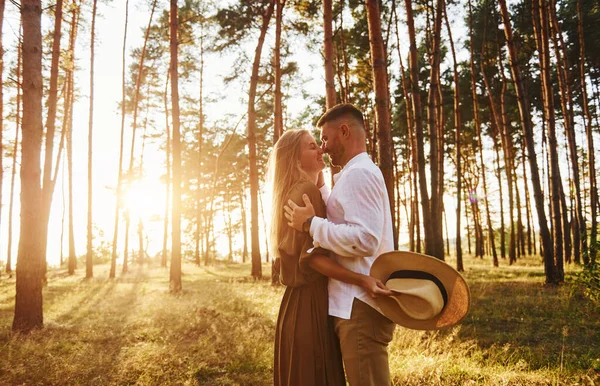 Hombre Está Camisa Blanca Mujer Vestido Pareja Feliz Está Aire —  Fotos de Stock