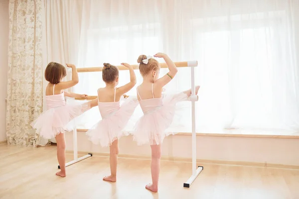 Концепция Искусства Маленькие Балерины Готовятся Выступлению — стоковое фото