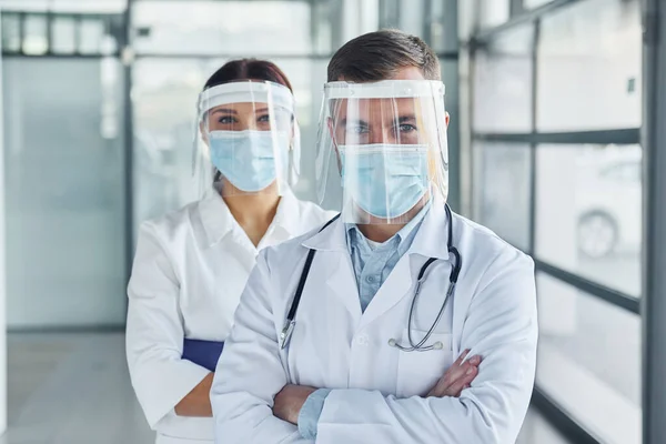 Sağlık Hizmeti Kavramı Beyaz Önlüklü Iki Doktor Klinikte Birlikte Çalışıyorlar — Stok fotoğraf