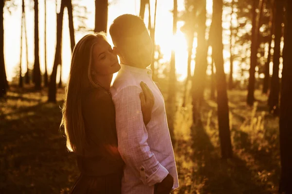 Ternura Felicidade Casal Está Livre Floresta Durante Dia — Fotografia de Stock