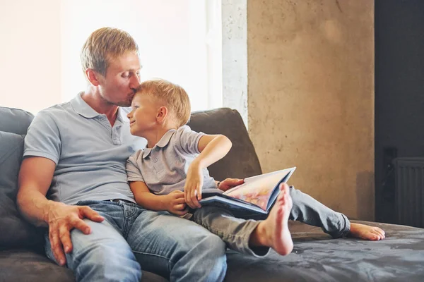 Seduto Sul Divano Padre Figlio Sono Casa Insieme — Foto Stock