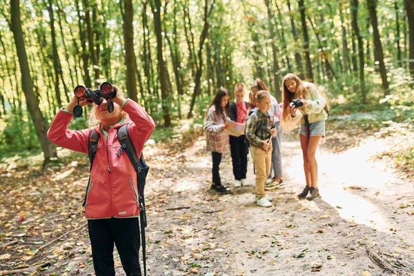 Vooraanzicht Van Kinderen Die Zomers Samen Het Groene Bos Zijn — Stockfoto