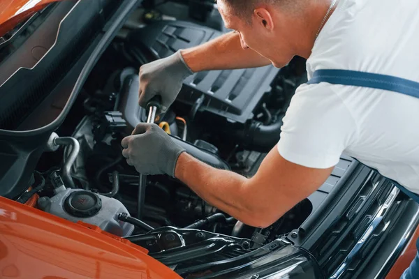 Vista Desde Arriba Hombre Uniforme Está Reparando Automóviles Rotos Interior — Foto de Stock