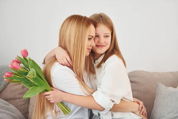 Ragazze Danno Dei Fiori Giovane Donna Con Sua Figlia Casa — Foto Stock