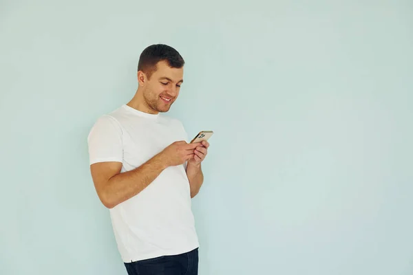 Man Casual Kleding Staan Studio Met Telefoon Handen — Stockfoto