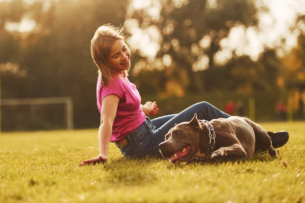 Bawię Się Ziemi Kobieta Ubraniu Casual Jest Pit Bull Zewnątrz — Zdjęcie stockowe