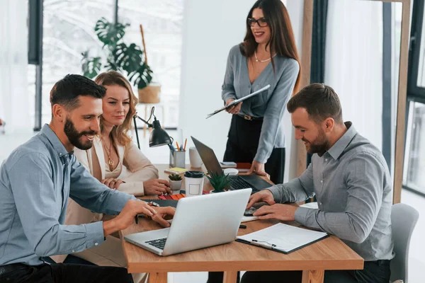 Equipo Exitoso Grupo Empresarios Que Trabajan Proyecto Oficina — Foto de Stock