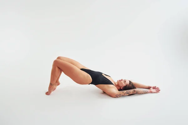 Widok Boku Piękne Uwodzicielskie Sportowe Kobieta Sexy Ciało Jest Pozowanie — Zdjęcie stockowe