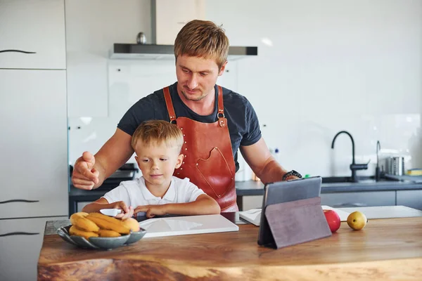 Learning How Cook Father Son Indoors Home Together — Stock Photo, Image