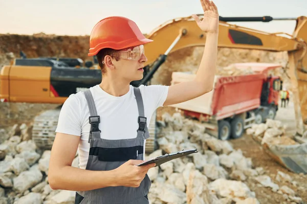 Gestión Del Proyecto Trabajador Uniforme Profesional Está Pozo Del Préstamo — Foto de Stock