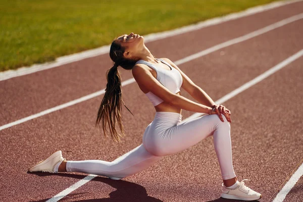 Benen Strekken Jonge Vrouw Sportieve Kleding Traint Buiten — Stockfoto