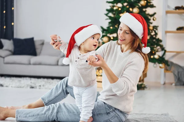 Celebrar Natal Mãe Com Sua Filhinha Está Dentro Casa Juntos — Fotografia de Stock