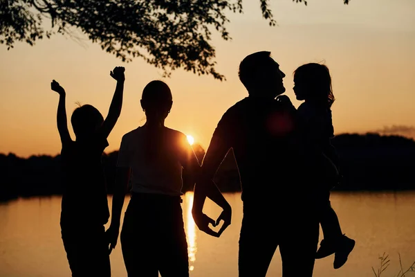 Gesto Amor Família Mãe Pai Filhos Está Acampamento — Fotografia de Stock