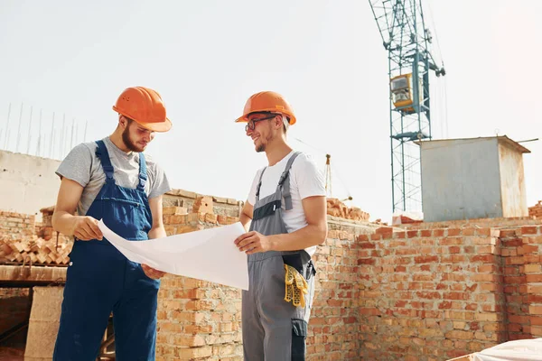 Com Documentos Dois Trabalhadores Construção Estão Juntos Prédio — Fotografia de Stock