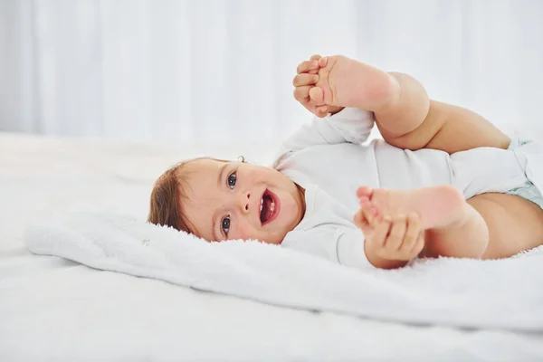 Divirtiéndose Lindo Bebé Está Interior Habitación Doméstica — Foto de Stock