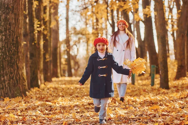 Futás Szórakozás Anya Kislányával Sétál Őszi Parkban — Stock Fotó