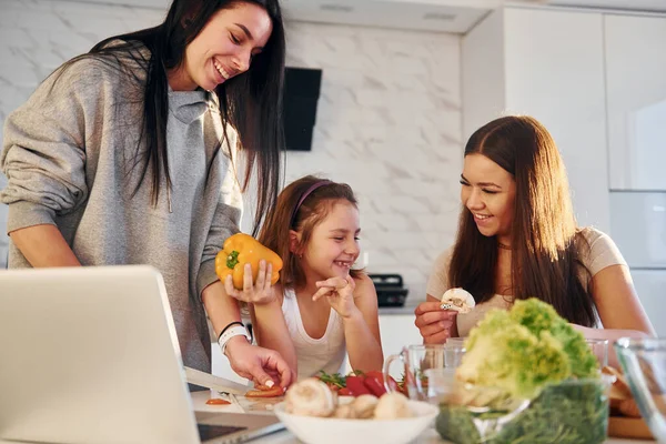 Cocina Mujer Lesbiana Pareja Con Hija Pequeña Pasar Tiempo Juntos — Foto de Stock