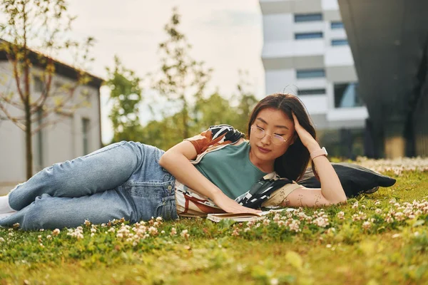 Livro Leitura Jovem Mulher Asiática Livre Durante Dia — Fotografia de Stock