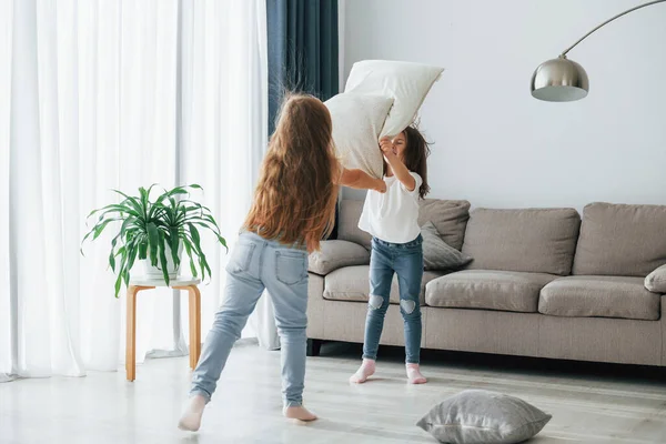 Kuddkrig Barn Som Har Roligt Vardagsrummet Tillsammans — Stockfoto