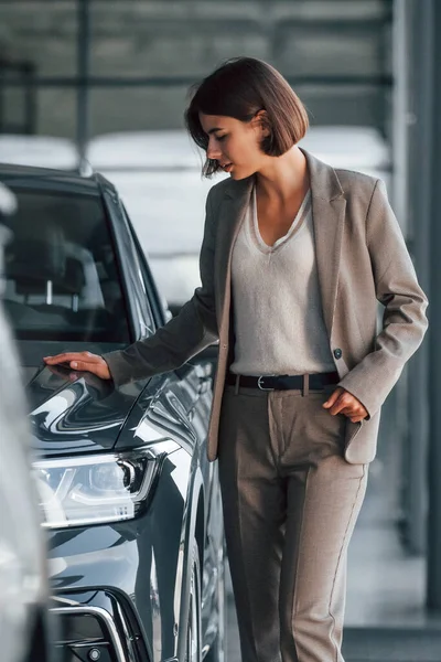 Mujer Está Interior Cerca Marca Automóviles Nuevos Interior — Foto de Stock