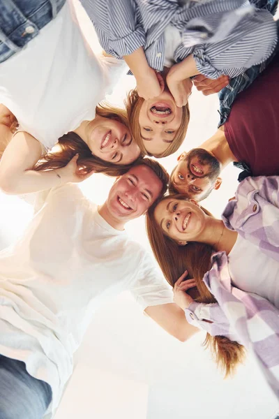 Guardando Basso Gruppo Amici Piedi Insieme — Foto Stock