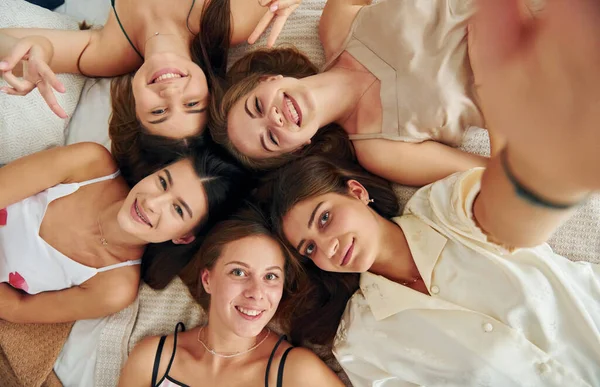 Top View Van Groep Gelukkige Vrouwen Die Een Vrijgezellenfeest — Stockfoto