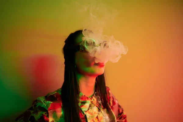 Fumar Actividade Mulher Nova Moda Estúdio Com Luz Néon — Fotografia de Stock