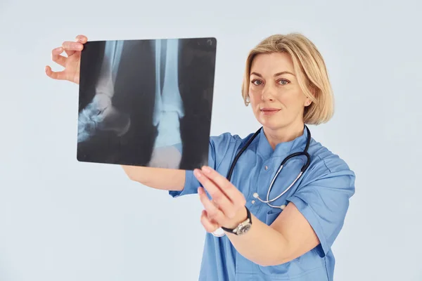 Tiene Radiografia Medico Donna Professionista Mezza Età Uniforme Con Stetoscopio — Foto Stock