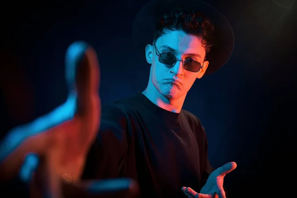 Mit Hut Und Brille Neonbeleuchtung Junger Europäischer Mann Ist Dunklen — Stockfoto