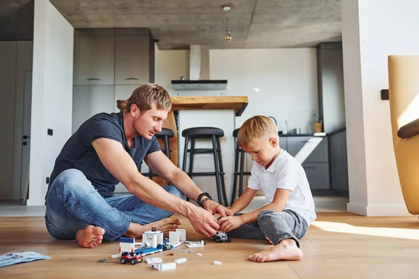 Παίζει Τον Κατασκευαστή Πατέρας Και Γιος Είναι Στο Σπίτι Μαζί — Φωτογραφία Αρχείου