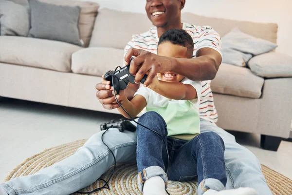 Divertissement Pour Les Gens Père Afro Américain Avec Son Jeune — Photo