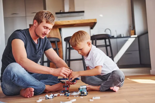 Passare Weekend Divertente Padre Figlio Sono Casa Insieme — Foto Stock