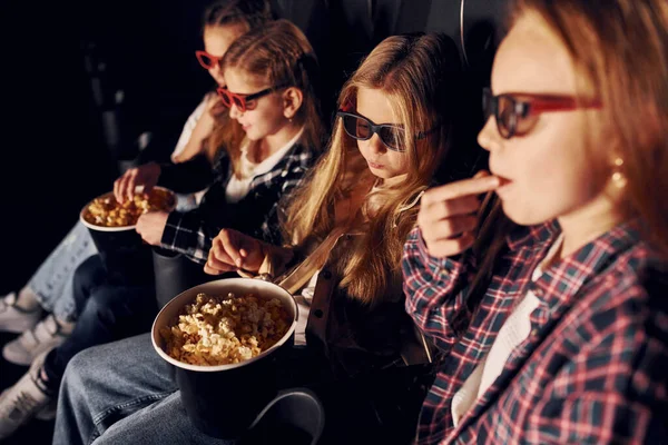 Concepção Entretenimento Grupo Crianças Sentadas Cinema Assistindo Filme Juntas — Fotografia de Stock