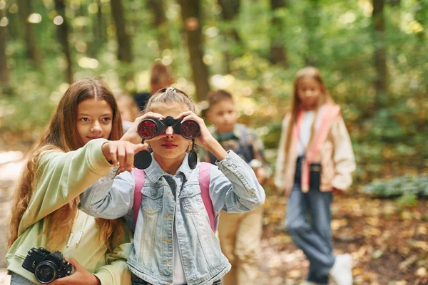 Vista Frontal Los Niños Que Están Bosque Verde Durante Día — Foto de Stock