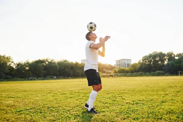 Делает Разные Трюки Молодой Футболист Тренируется Спортивном Поле — стоковое фото
