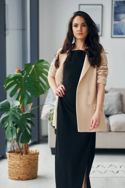 Vestido Casaco Preto Mulher Europeia Moda Roupas Elegantes Está Posando — Fotografia de Stock