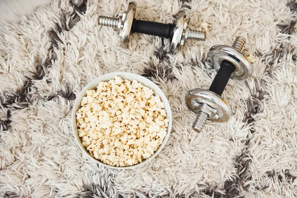 Top View Popcorn White Plate Dumbbells Lying Floor — Stock Photo, Image