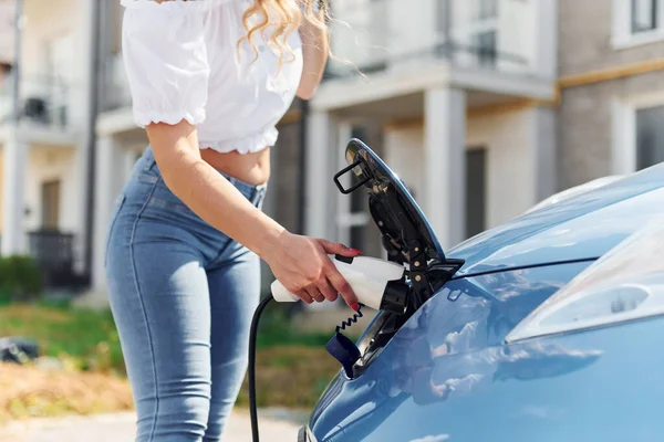 Manzarayı kapat. Gündüz vakti elektro-mobil arabasıyla gezen genç bir kadın..