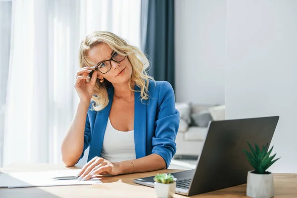 Upptagen Arbetsdag Kvinna Avslappnade Kläder Inomhus Hemma — Stockfoto