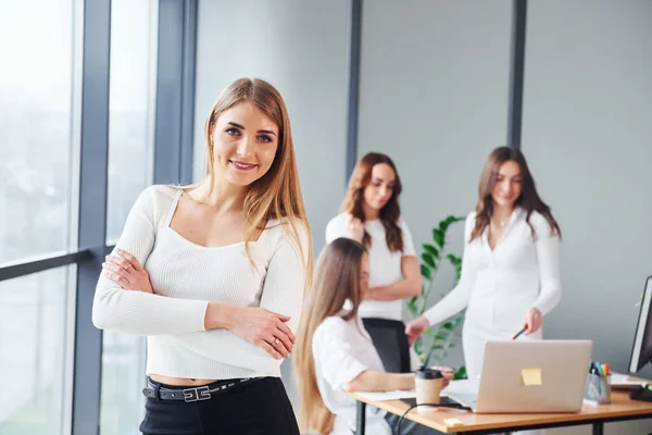 Jobbar Vid Bord Med Laptop Grupp Vuxna Kvinnor Som Formella — Stockfoto