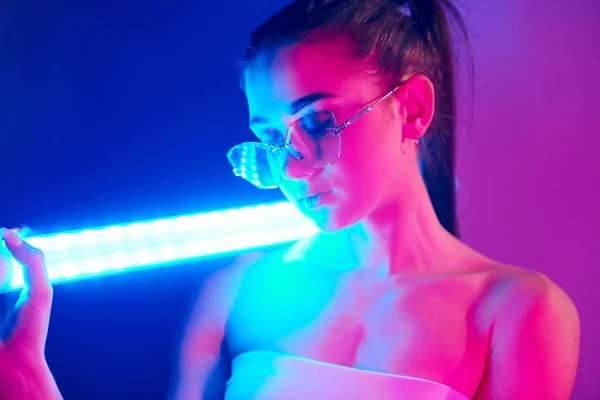 Futuristisk Stil Fashionabla Ung Kvinna Står Studion Med Neonljus — Stockfoto