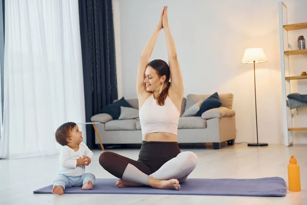 Fazer Exercícios Tapete Mãe Com Sua Filhinha Está Casa Juntos — Fotografia de Stock