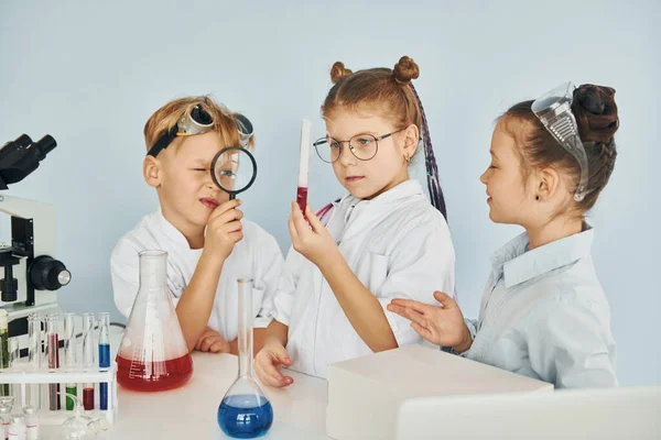 Стоя Столом Пробирками Дети Белых Халатах Играют Ученых Лаборатории Помощью — стоковое фото